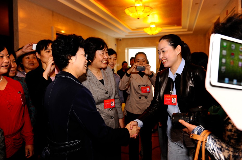 全国妇联副主席宋秀岩与燕庄刘燕董事长（右一）亲切交谈