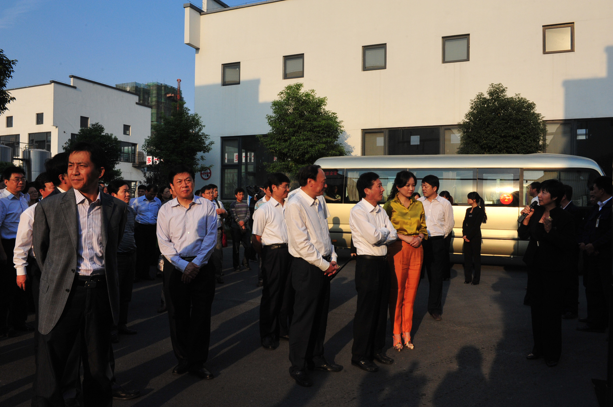 农业部副部长陈晓华、安徽省省长助理邵国荷率百人参观燕庄工厂