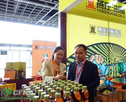 燕庄郭敏向戎副会长介绍产品(图4) 燕庄郭敏向戎副会长介绍产品(图4)